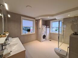 Beautiful, Spacious And Modern, 2-bedroom, Near Center, Free Parking