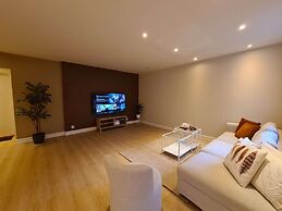 Beautiful, Spacious And Modern, 2-bedroom, Near Center, Free Parking