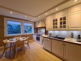 Beautiful, Spacious And Modern, 2-bedroom, Near Center, Free Parking