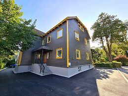 Beautiful, Spacious And Modern, 2-bedroom, Near Center, Free Parking