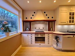 Beautiful, Spacious And Modern, 2-bedroom, Near Center, Free Parking