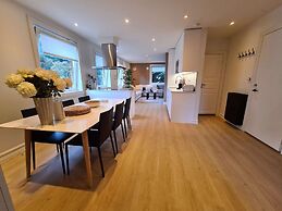 Bright And Modern - 2-bedroom, Central, Free Parking