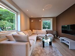 Bright And Modern - 2-bedroom, Central, Free Parking