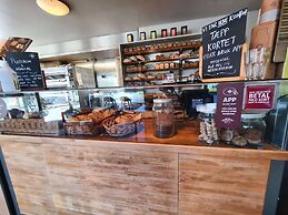 Bright And Modern - 2-bedroom, Central, Free Parking