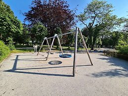 Bright And Modern - 2-bedroom, Central, Free Parking