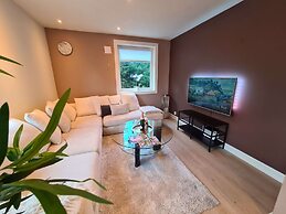 Bright And Modern - 2-bedroom, Central, Free Parking