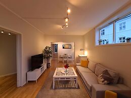 Beautiful 2-bedroom In City Center, With Balcony and Free Parking