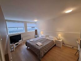 Room-spacious Private Room, Queen Bed, C