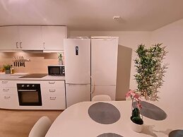 Room-spacious Private Room, Queen Bed, C