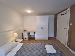 Room-spacious Private Room, Queen Bed, C