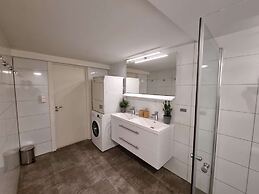 Room-spacious Private Room, Queen Bed, C