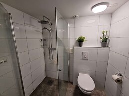 Room-spacious Private Room, Queen Bed, C