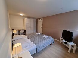Room-spacious Private Room, Queen Bed, C