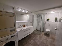 Room-spacious Private Room, Queen Bed, C