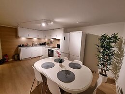 Room-spacious Private Room, Queen Bed, C