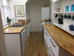 Cosy Cottage Sleeps 6 Suit Families, Contractors, Couples