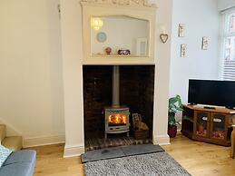 Cosy Cottage Sleeps 6 Suit Families, Contractors, Couples