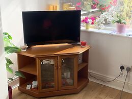 Cosy Cottage Sleeps 6 Suit Families, Contractors, Couples