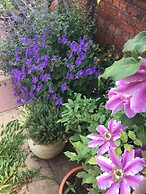 Cosy Cottage Sleeps 6 Suit Families, Contractors, Couples