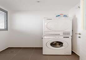 O-O Group -Luxury 3BR APT See View Tower