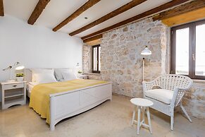 DeAmicis Studios by Irundo