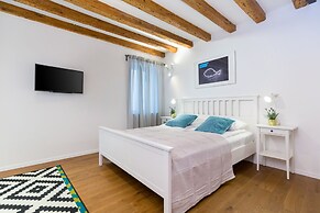 Cozy Montalbano Studios by Irundo