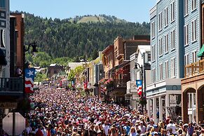 B11 Powder Run 2 Bedroom Condo by RedAwning