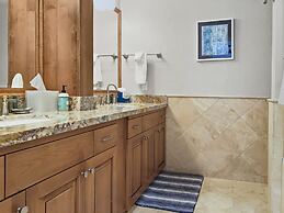 B11 Powder Run 2 Bedroom Condo by RedAwning