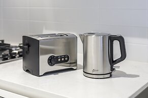 Brady Apartment Hotel Hardware Lane