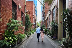 Brady Apartment Hotel Hardware Lane