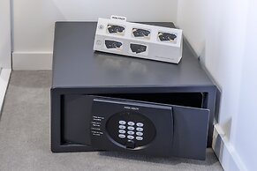 Brady Apartment Hotel Hardware Lane