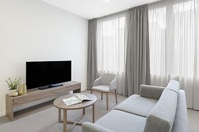 Brady Apartment Hotel Hardware Lane