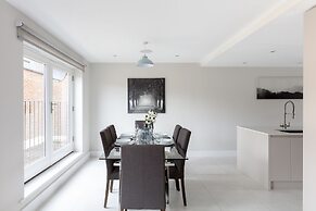 Immaculate Central Windsor Town House
