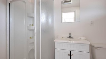 Unit 3 Dbl Queen - Bungalows at Common Ground