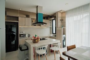 Radiance Hill View 10BR Villa with a Private heated swimming Pool