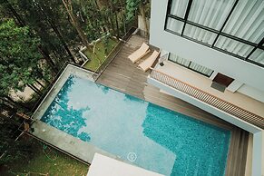 Radiance Hill View 10BR Villa with a Private heated swimming Pool