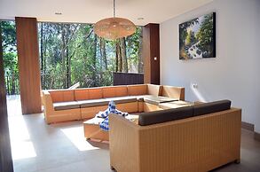 Radiance Hill View 10BR Villa with a Private heated swimming Pool