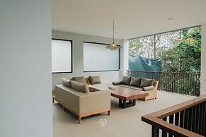 Radiance Hill View 10BR Villa with a Private heated swimming Pool