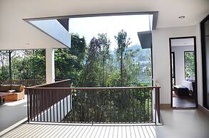 Radiance Hill View 10BR Villa with a Private heated swimming Pool