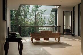 Radiance Hill View 10BR Villa with a Private heated swimming Pool