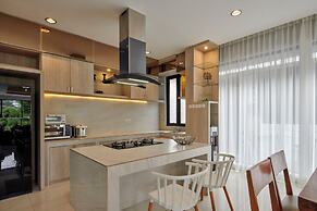 Radiance Hill View 10BR Villa with a Private heated swimming Pool