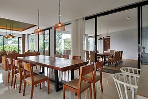 Radiance Hill View 10BR Villa with a Private heated swimming Pool