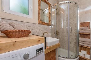 House Mali Dvori