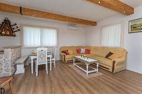 House Mali Dvori