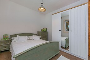 House Mali Dvori