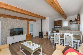House Mali Dvori