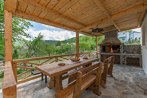 House Mali Dvori