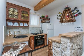 House Mali Dvori