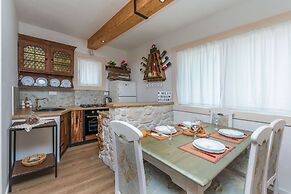 House Mali Dvori