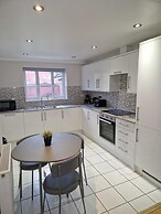 Dog Friendly - 4 Bed House - Sleeps 10 - Pool Table